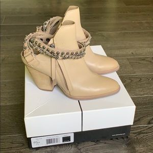 NEW Dolce Vita Hollice Western Bootie